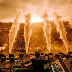 DJ sul palco, fumo e folla in delirio al Decibel Open Air. La lineup è pronta a far vibrare i cuori.