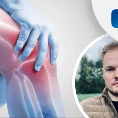 Ból kolana, objaw spondyloartropatii. Mężczyzna w okrągłym kadrze, obok ikona YouTube.