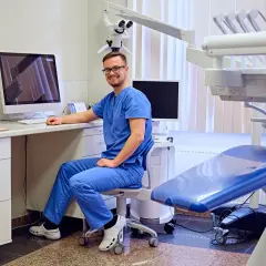 Dentysta w Niemczech: Ile zapłacisz? Cennik, ubezpieczenie, oszczędności