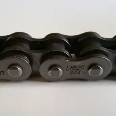 Metalowy łańcuch motocyklowy LM520 SOX. Zastanawiasz się, czym czyścić łańcuch motocyklowy? Ten element wymaga regularnej konserwacji.