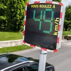 Un radar tagué affiche 49 km/h. Il est possible qu'il flashe si la vitesse est dépassée.