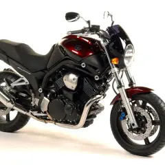 Yamaha Bulldog 1100 ficha técnica: moto naked color burdeos, con motor bicilíndrico en V, asiento negro y escape cromado.