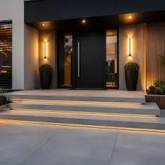 Nowoczesne inspiracje na schody zewnętrzne: beton, drewno i subtelne oświetlenie LED tworzą eleganckie wejście.