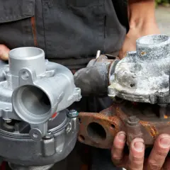 Nowy, lśniący turbo w samochodzie obok starego, zardzewiałego. Różnica jest ogromna!