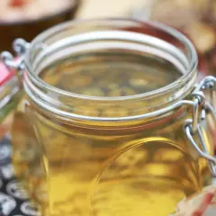 Goldgelbe Flüssigkeit in einem Bügelglas, die anzeigt, was ist Dashi.