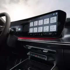 Nowoczesne audi q3 sportback wnętrze z dużym ekranem dotykowym, nawigacją, radiem i innymi funkcjami.