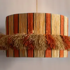 Lámpara de rafia con flecos, rayas naranjas y beige, estilo bohemio.