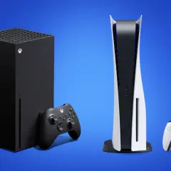 Czarny Xbox Series X i biały PlayStation 5 obok siebie. Kiedy nowy Xbox, to też nowy PlayStation.