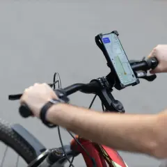 Rowerzysta z telefonem na kierownicy, nawigacja pokazuje trasę. Idealne do śledzenia treningów z Endomondo.