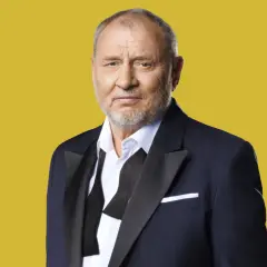 Andrzej Grabowski w garniturze, znany z wielu niezapomnianych ról w polskich filmach.