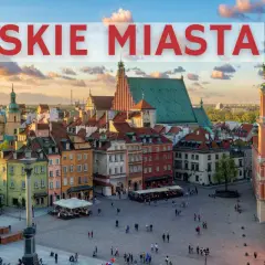 Warszawski Rynek Starego Miasta, jeden z najpiękniejszych turystycznych miast w Polsce, tętni życiem.