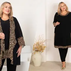 Eleganckie tuniki duże rozmiary z panterkowym wzorem. Modelka prezentuje czarną tunikę z siateczkową narzutką i drugą, prostą tunikę z ozdobnymi wstawkami.
