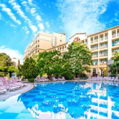 Basen i leżaki przy hotelu Alba w Bułgarii. Słoneczny dzień, błękitne niebo i palmy tworzą wakacyjny klimat.