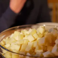 Un bol rempli de dés de fromage savoyard, prêt à être fondu pour un plat réconfortant.