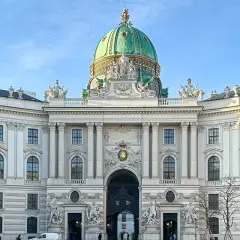 Majestatyczny Hofburg zaprasza na zwiedzanie. Wspaniała architektura i zielona kopuła zachwycają.