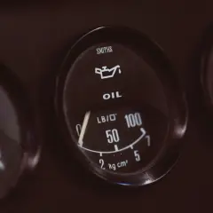 Oljetrycksmätare visar att man kan blanda motorolja. Nålen pekar mot 50.
