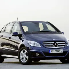 Ciemnoniebieski Mercedes B180 CDI z przodu, z widocznym grillem i światłami.