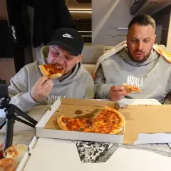 Dwóch mężczyzn je pizzę, jeden z nich próbuje najostrzejszej pizzy w Polsce.
