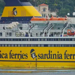 Żółty prom Corsica Ferries z napisem "sardinia ferries" to idealny sposób, by dowiedzieć się, jak dojechać na Sardynię.