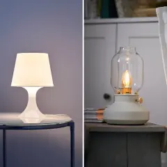 Dos lámparas de mesa blancas iluminan rincones acogedores. Una moderna sobre una mesa de cristal, la otra, de estilo vintage, junto a cojines blancos.
