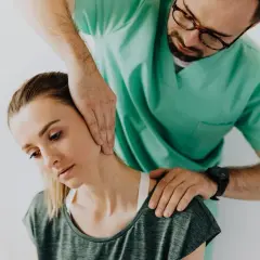 Fisioterapista esegue manipolazione cervicale. Chissà quanto guadagna un fisiatra per un servizio così importante.