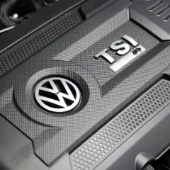 Silnik EA888 TSI z logo VW.