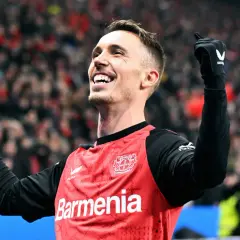 Piłkarz świętuje, podnosząc ręce. Jego radość sugeruje, że jest jednym z najlepszych lewych obrońców.