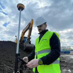 Fullcap vs Snapback: Jak wybrać? Poznaj kluczowe różnice!