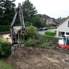Dwa koparki pracują na budowie. Duża koparka Volvo i mała koparka Terex. Zastanawiasz się, ile kosztuje wykopanie fundamentów?