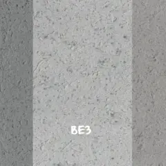 Próbki betonu dekoracyjnego na ścianę: BE1 (ciemniejszy), BE3 (jasny), BE2 (średni). Różne tekstury i odcienie szarości.