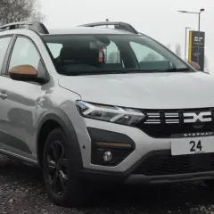 Dacia Sandero Stepway argentée, prête pour l'aventure. Son moteur fiable est parfait pour explorer de nouveaux horizons.