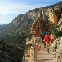 Spacerzy po wąwozie El Caminito del Rey, jednym z najpiękniejszych miejsc w Andaluzji. Widok zapiera dech w piersiach!