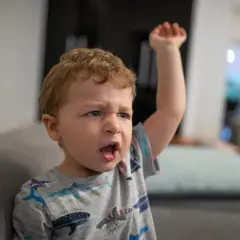 Mi hijo de 3 años me pega, con el puño en alto y una expresión de enfado.