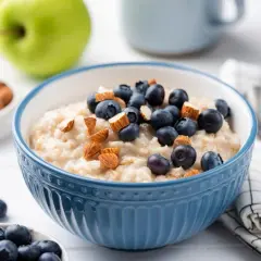 Gesunde Haferflocken mit Blaubeeren und Mandeln. Dieses Frühstück ist reich an Ballaststoffen und hat haferflocken proteine für einen energiegeladenen Start.
