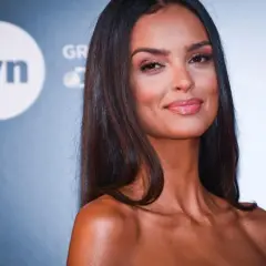 Klaudia El Dursi, top model, uśmiecha się na tle logo TVN.