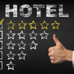 Ocena hotelu: zaznaczony znacznikiem pierwszy kwadrat i dwie złote gwiazdki. Kciuk w górę.