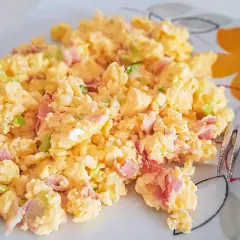 Oeufs brouillés avec jambon et ciboule, parfaits pour un bébé dès 6 mois. Un délice facile à préparer.
