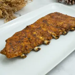 Costilla de cerdo al horno, jugosa y dorada, lista para disfrutar. Un manjar que invita a saborear cada bocado.