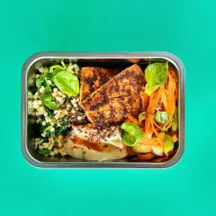 Pyszna dieta pudełkowa wegetariańska Warszawa: grillowany tofu, kasza, szpinak, marchewka i hummus.