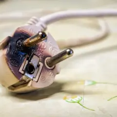 Beschädigter Stecker zeigt, wie entsteht ein Kabelbrand durch Überlastung oder Defekt. Vorsicht ist geboten!