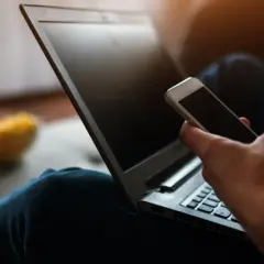 Czy HBO Max działa za granicą? Odkryj ograniczenia i rozwiązania