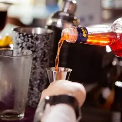 Ile bierze barman na weselu? Sprawdź, co wpływa na ceny usług