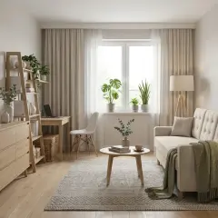 Jasny salon z beżową kanapą, drewnianymi meblami i roślinami. Inspirujące pomysły na pokój w stylu skandynawskim.