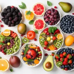 Kolorowe misy z owocami: kiwi, jagody, truskawki, winogrona, maliny, pomarańcze, awokado, mango. Tak ładnie podać owoce to sztuka!