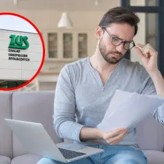 Mężczyzna analizuje dokumenty przy laptopie, w tle widoczny budynek ZUS. Może to dotyczyć stażu pracy ZUS.