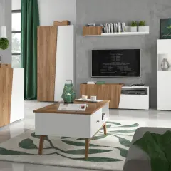 Nowoczesny salon z drewnianymi akcentami i zielonymi dodatkami. Jak ożywić szary salon? Dodaj rośliny, kolorowy dywan i stylowe meble.