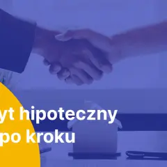 Dwie osoby ściskają sobie dłonie nad stołem z modelem domu. Tekst: "Kredyt hipoteczny krok po kroku". Dowiedz się, jak obliczyć zdolność kredytową kredyt hipoteczny.