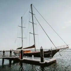 La nave "Süreyya V" ormeggia, un nome che evoca storie di grandi nomi di barche famose.