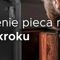 Mężczyzna w kratę pochyla się nad otwartym piecem na pellet, by dowiedzieć się, jak czyścić piec na pellet krok po kroku.
