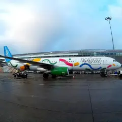 Samolot Wizz Air z kolorowym malowaniem na płycie lotniska.